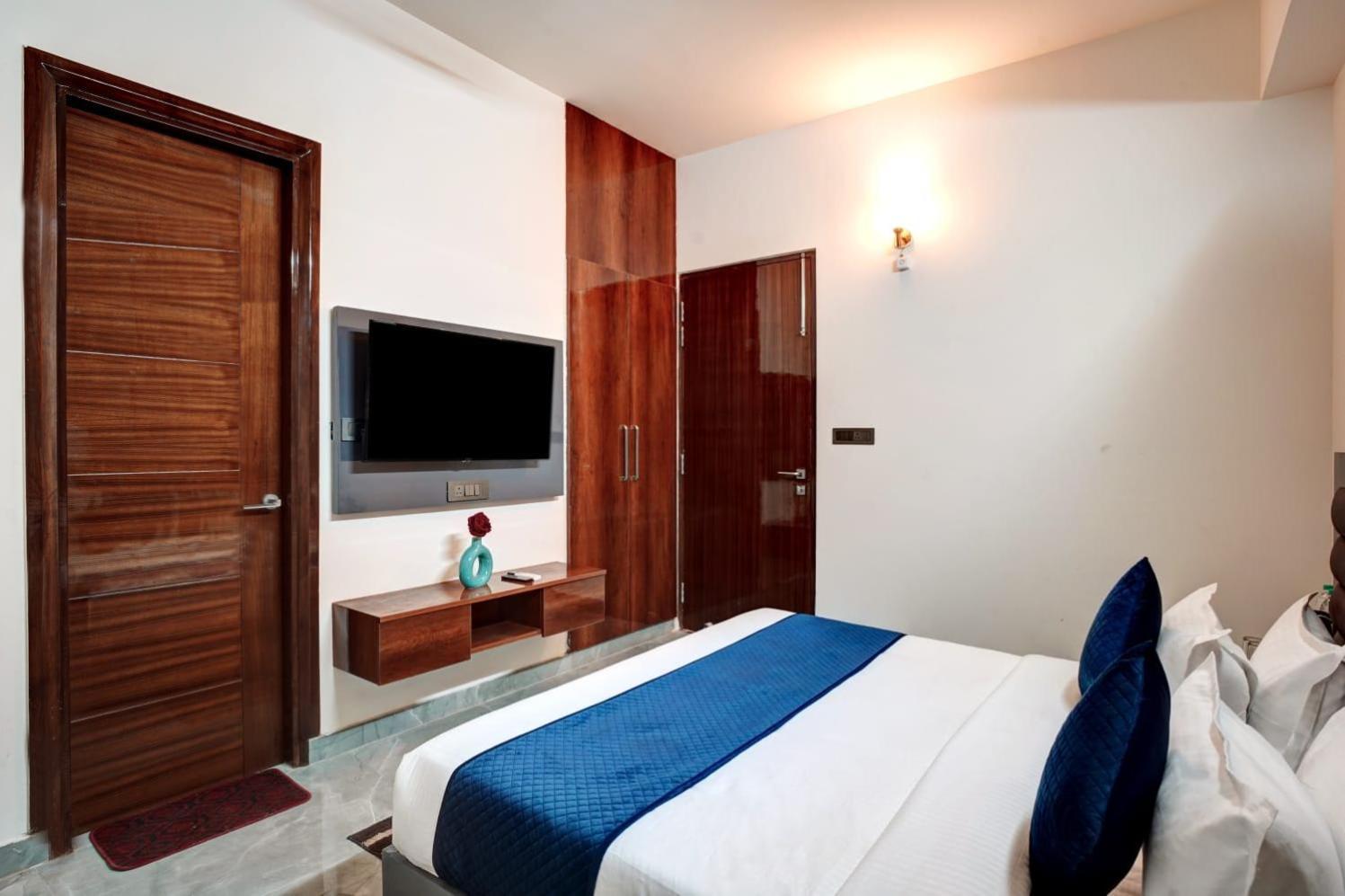 Hotel Elite Grand Near Kailash Hospital Ноида Екстериор снимка